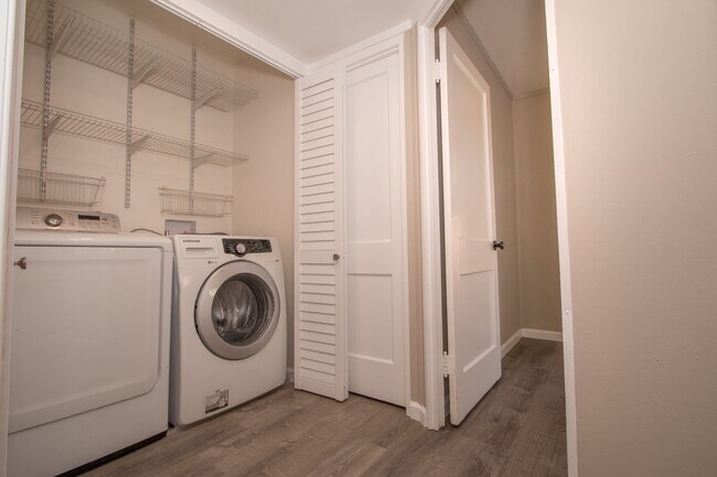 Building Photo - Updated Craftsman 2-Bed / 1-Bath W/ Private Yard/Storage/Washer/Dryer in South Park!