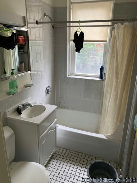 Building Photo - 137 Park Dr