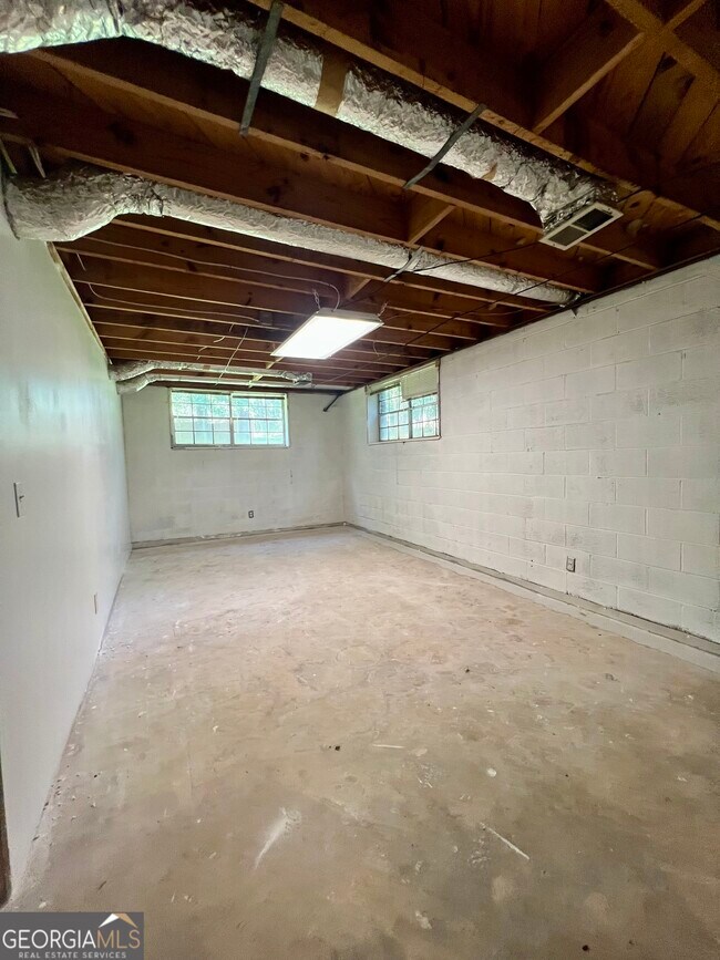Building Photo - 6695 Courtney Dr