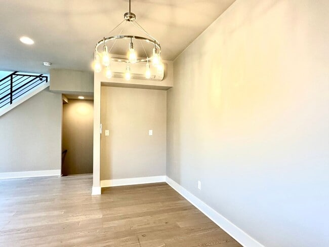 Building Photo - 2Bd/2.5Ba Kirkland Townhouse