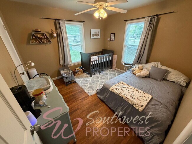 Building Photo - 3 bedroom 1 bath with large bedrooms! Easy walk to campus!