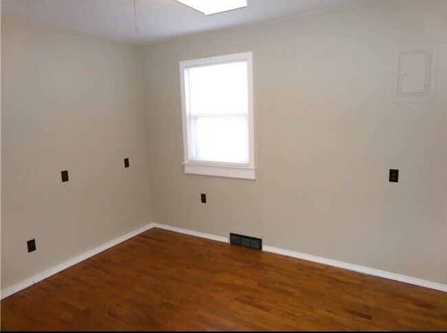 Building Photo - Beautiful 2 bed/1 bath bungalow for rent