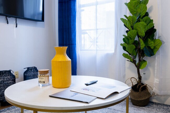 Building Photo - 1435 2nd Ave