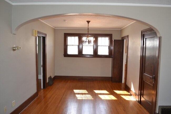 Building Photo - One block from USF! Huge home with 4 bedrooms! Fenced in yard