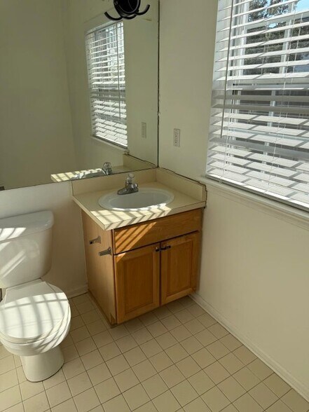 Building Photo - 1372 Village Dr