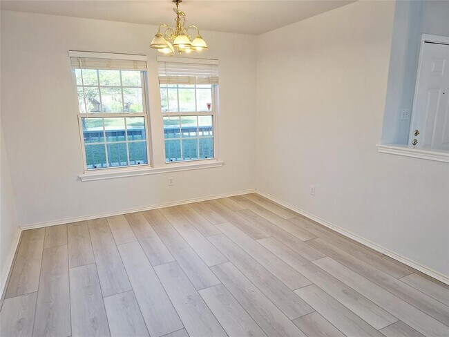 Building Photo - 804 Moon Glow Dr