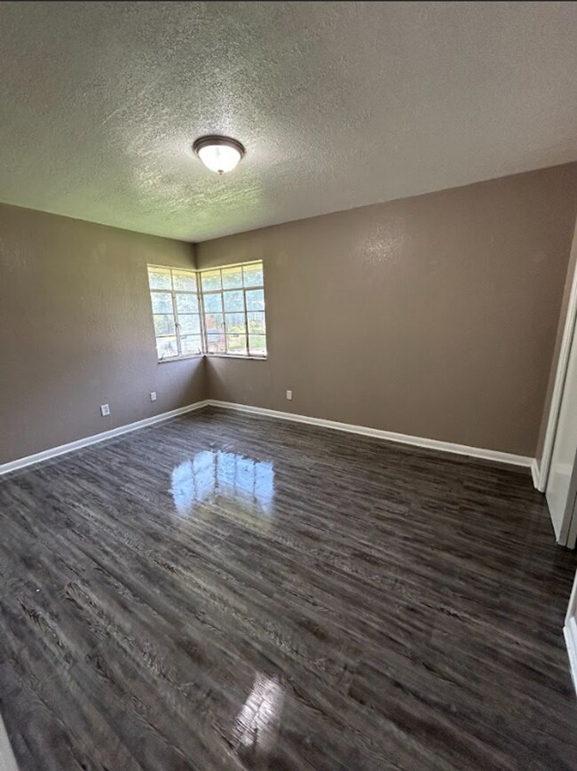 Building Photo - Cute 4 Bedroom Home