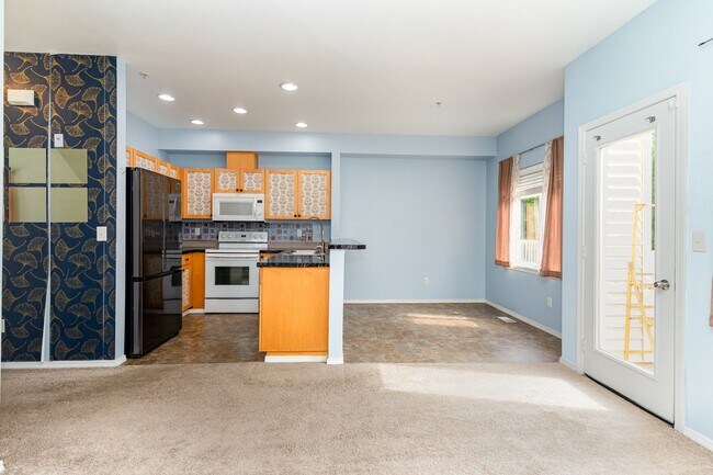 Building Photo - Available Now – Spacious 3-Bedroom Townhom...