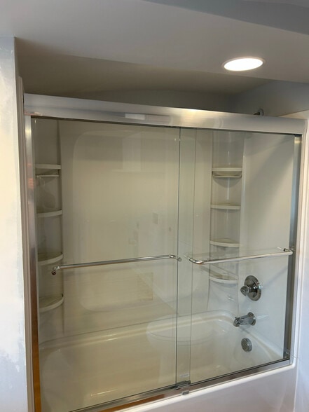 Building Photo - 826 Walker Ave