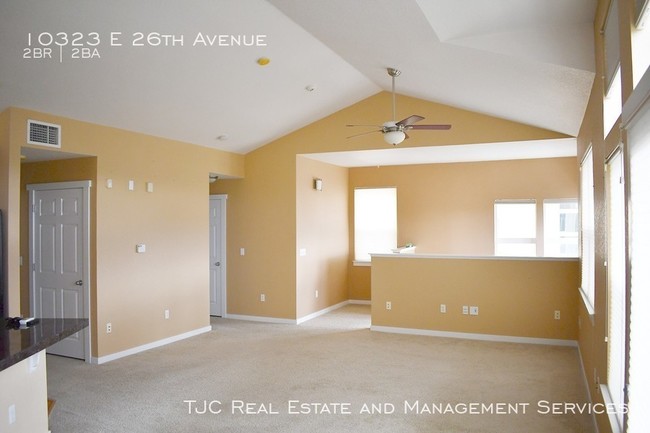 Building Photo - Stapleton Carriage Home for Rent!
