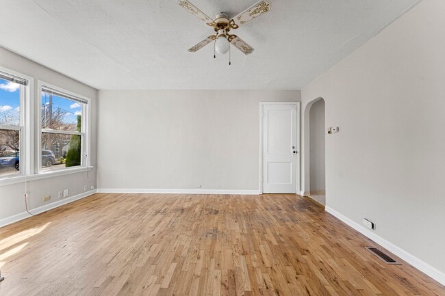 Building Photo - Rare 2 bedroom 1 bath HOUSE by Columbia River Marina!