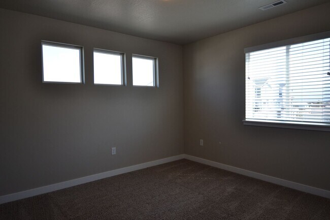 Building Photo - Gorgeous 4 Bed 3 Bath Townhouse in Riverton!