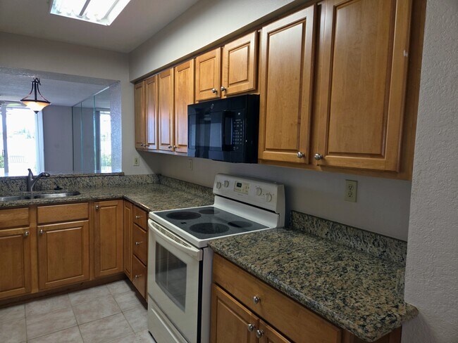Building Photo - 5801 Bahia Del Mar Cir