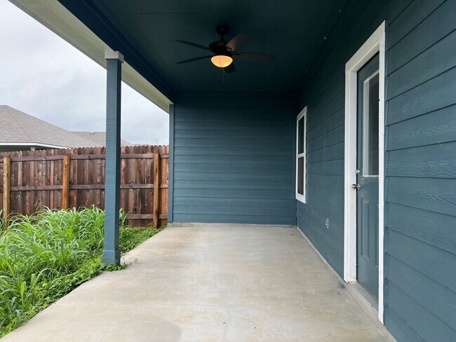 Building Photo - Luxury 3/2 Duplex in Seguin, Texas