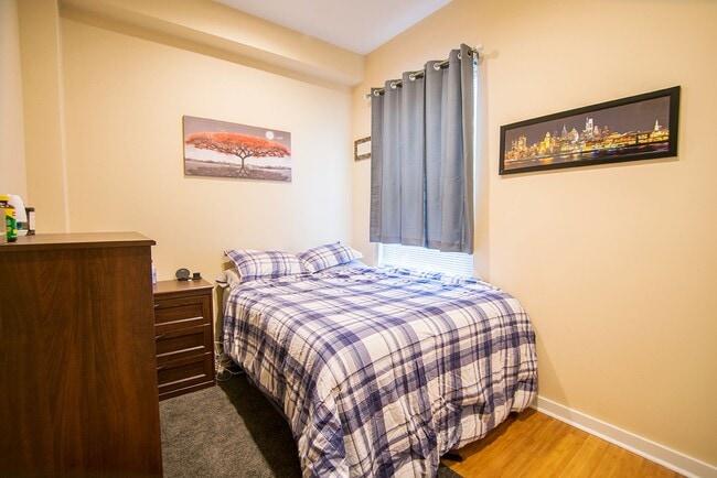 Building Photo - Graduate Hospital Three Bedroom Home