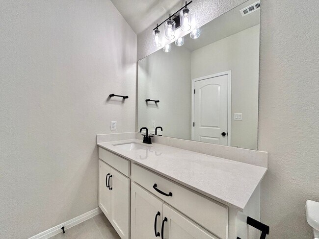 Building Photo - Spacious Modern 4/BR 3/BA Home with Stunning Features!