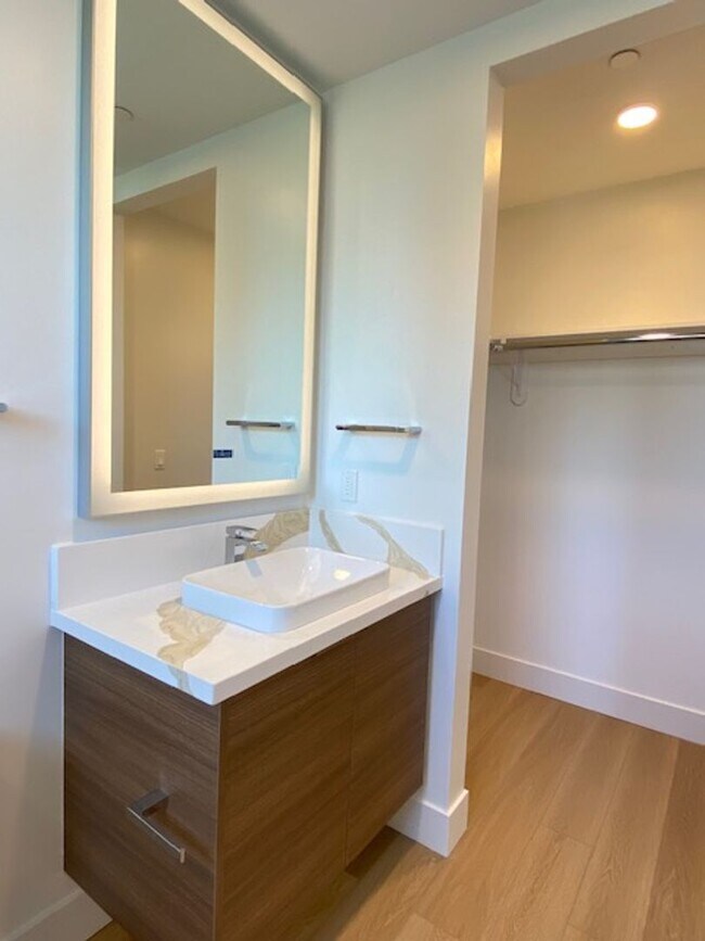 Building Photo - Enjoy The Coastal Carlsbad Village Lifestyle