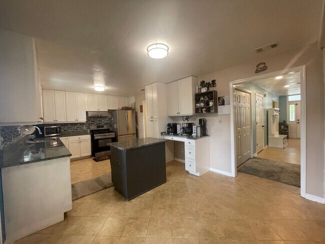 Building Photo - BEAUTIFUL 4 BED / 2.5 BATH SF IN COVENTRY