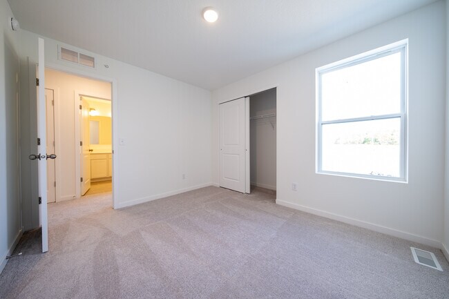 Building Photo - 10429 Ithaca Ln N