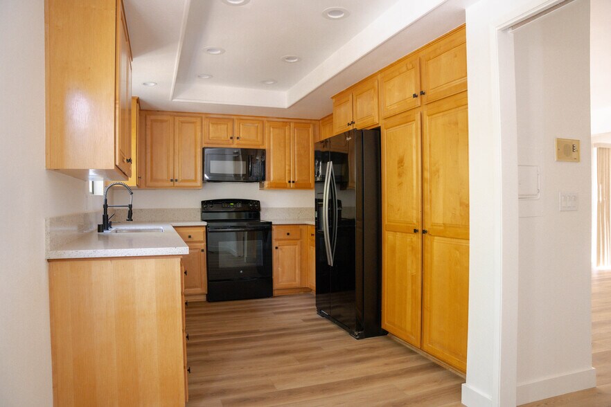 Building Photo - 4919 Laurel Canyon Blvd