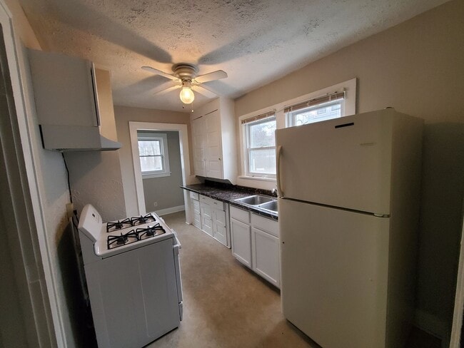 Building Photo - Updated 3BR, 1 BA home for rent!