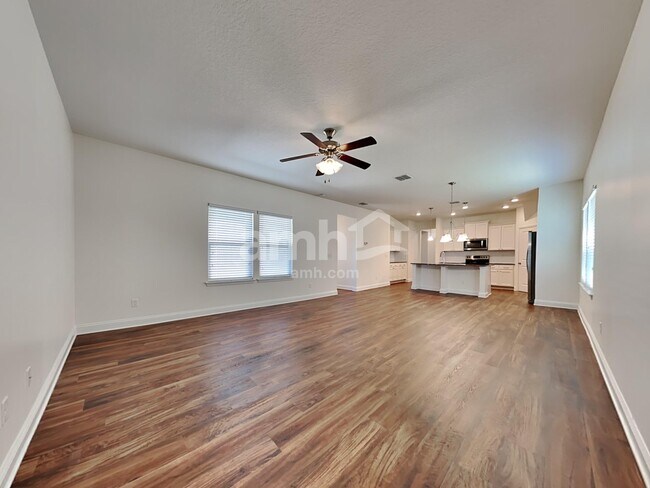 Building Photo - 3233 Roundabout Dr