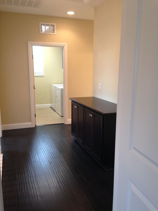 Building Photo - Gorgeous Model Spacious Folsom Unit!