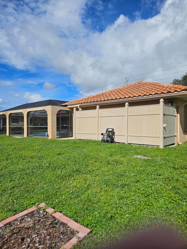 Building Photo - 382 SE Naranja Ave