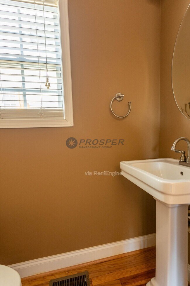 Building Photo - 102 Wellington Ave