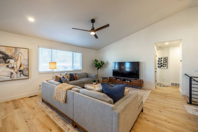 Building Photo - 1157 E Sego Lily Dr