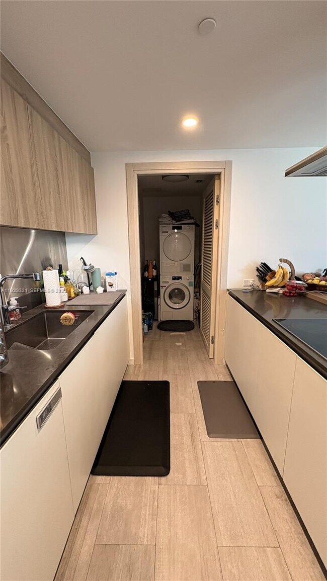 Building Photo - 1000 Brickell Plaza