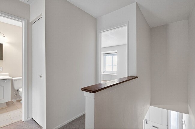 Building Photo - Charming End-Unit Townhome in Sought-After...