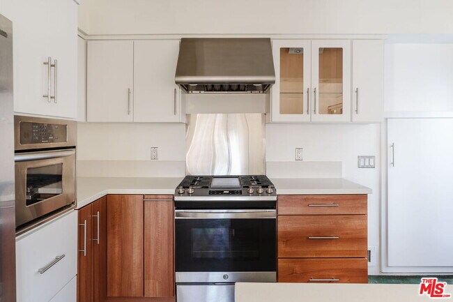 Building Photo - 2042 Sanborn Ave