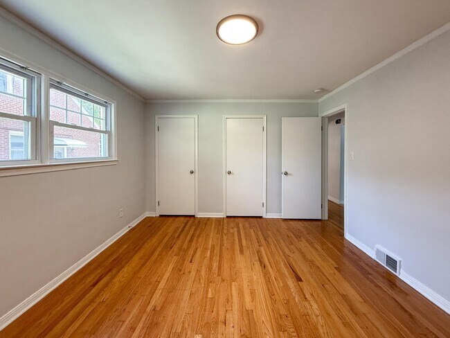 Building Photo - 2082 Vernier Rd