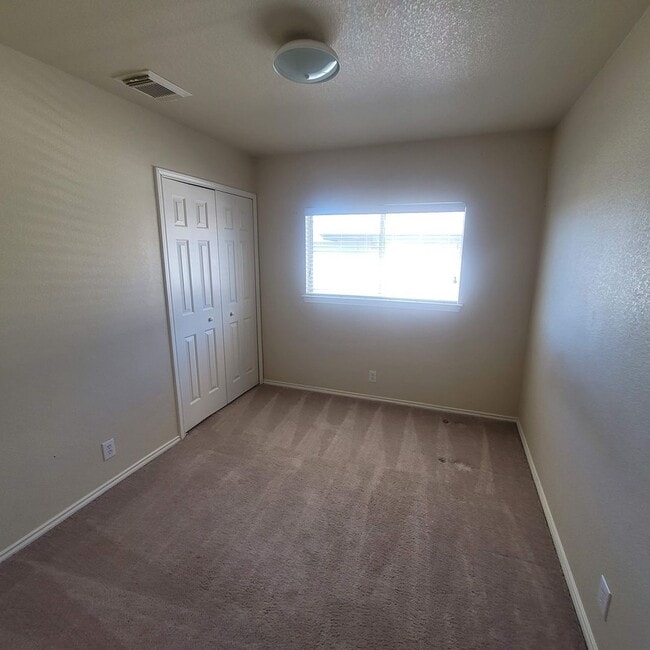 Building Photo - Perfectly Located near Medical Center