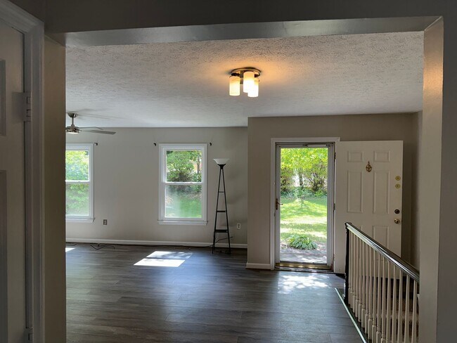 Building Photo - Updated 3 Bedroom 2.5 Bath Home on Hardwoo...