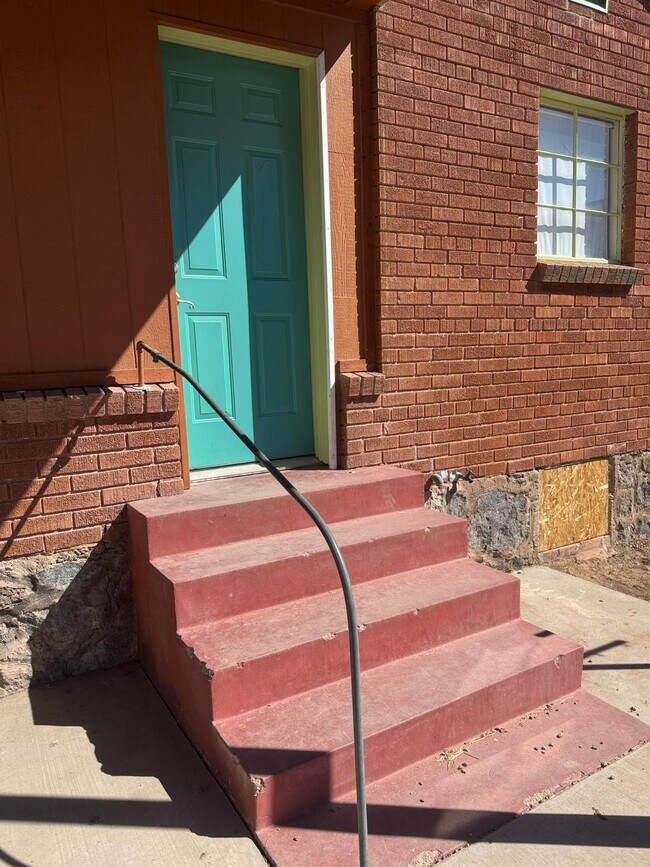 Building Photo - 902 S Fremont Ave