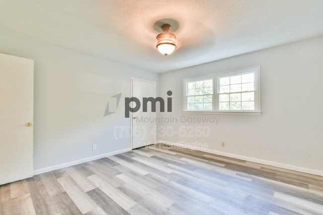 Building Photo - 42 Greenwood Cir