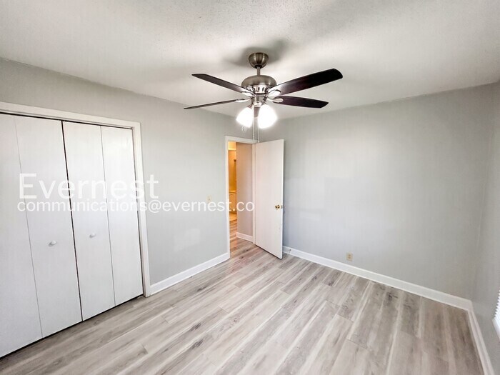 Building Photo - 212 New Shackle Island Rd