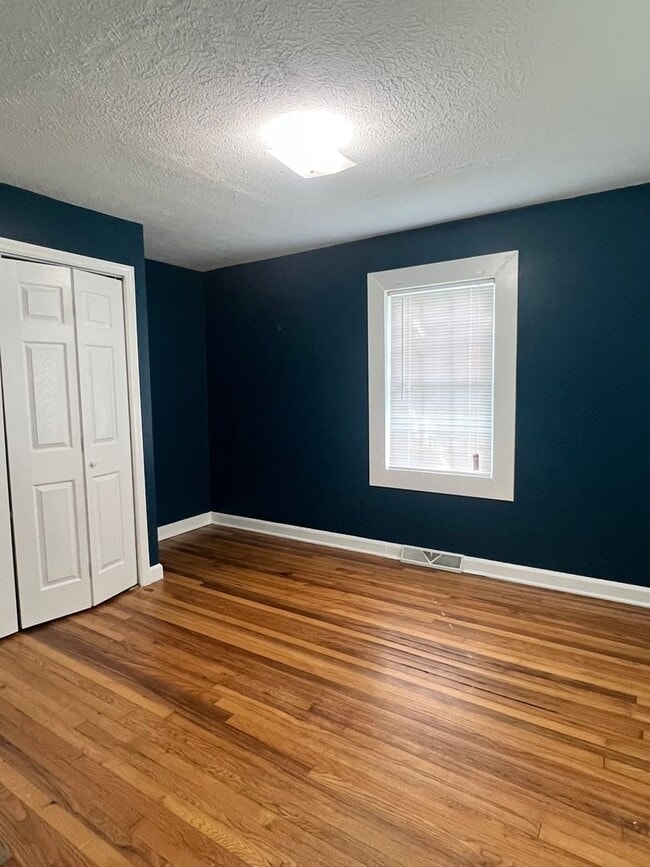 Building Photo - Cute 2 bedroom 1 bath in Asheville