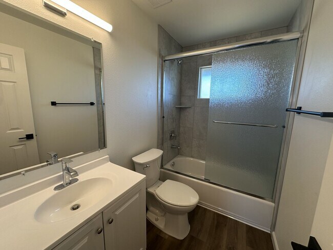 Building Photo - Adorable Top-Floor Unit