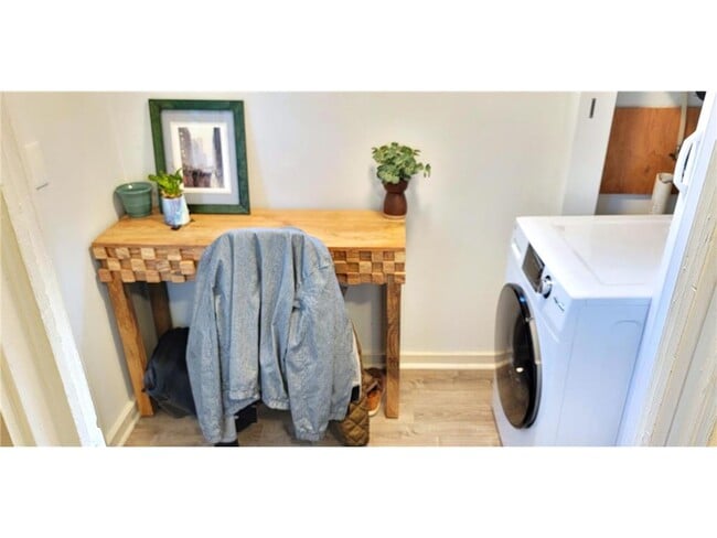 Building Photo - 2335 Hemlock Ln N