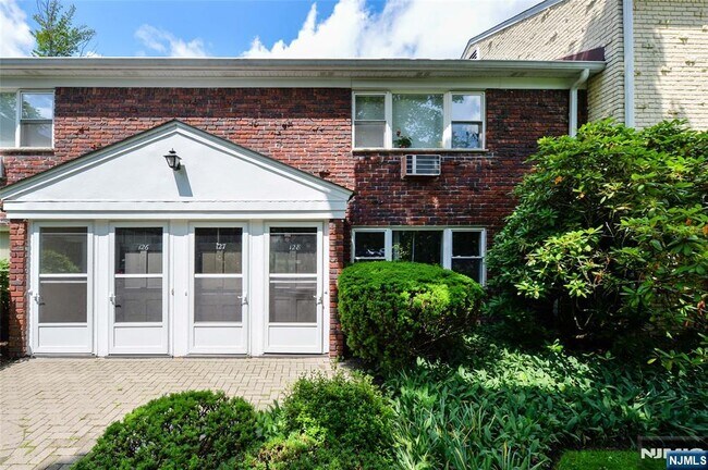 Primary Photo - 128 Regency Park