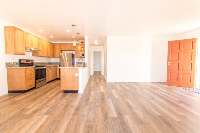 Building Photo - Elegantly Upgraded 2 Bed/1 Bath Condo in UTC with Private Patio/Washer & Dryer!