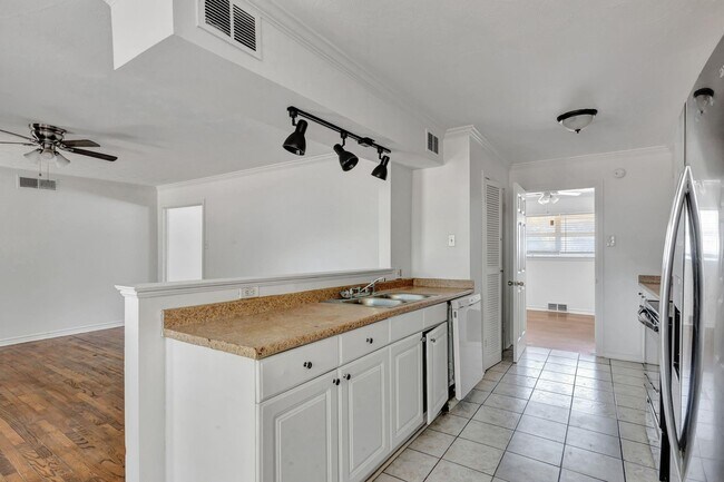 Building Photo - 6609 Walnut Hill Ln