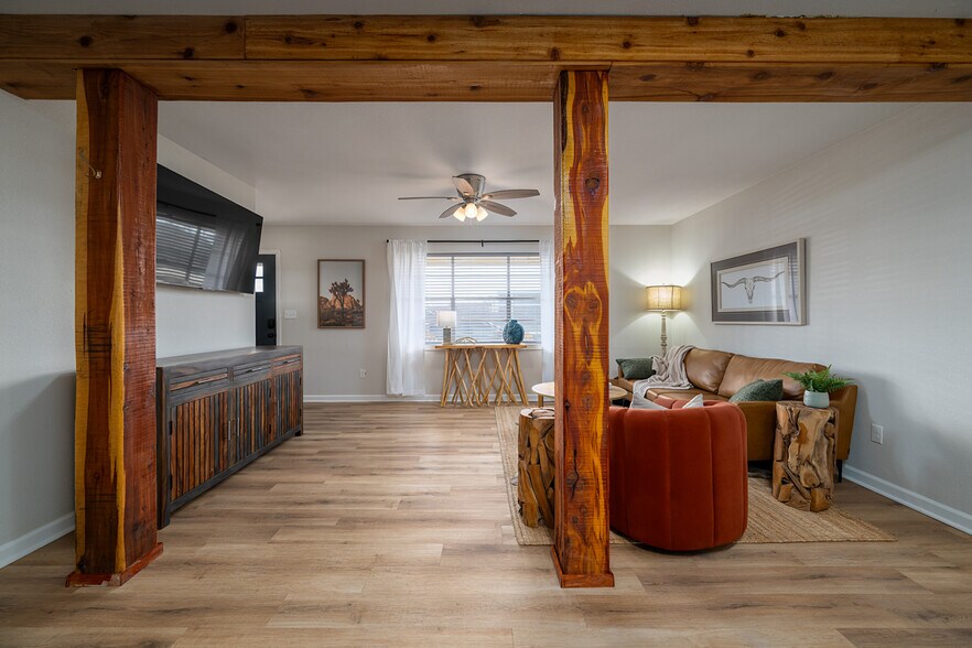 Building Photo - 1528 E Devine St