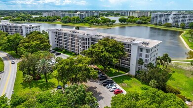 Building Photo - 2751 N Palm Aire Dr