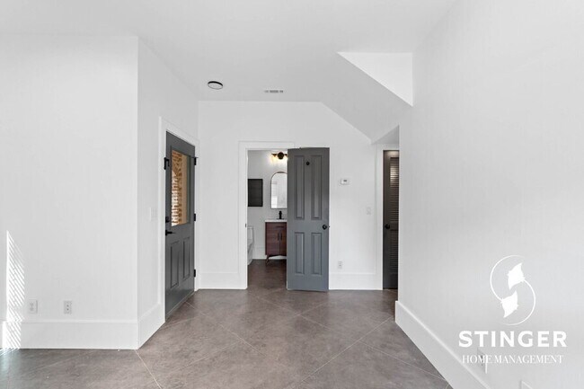 Building Photo - 1616 Paris Ave W