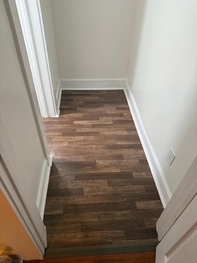 Building Photo - 932 E Market St