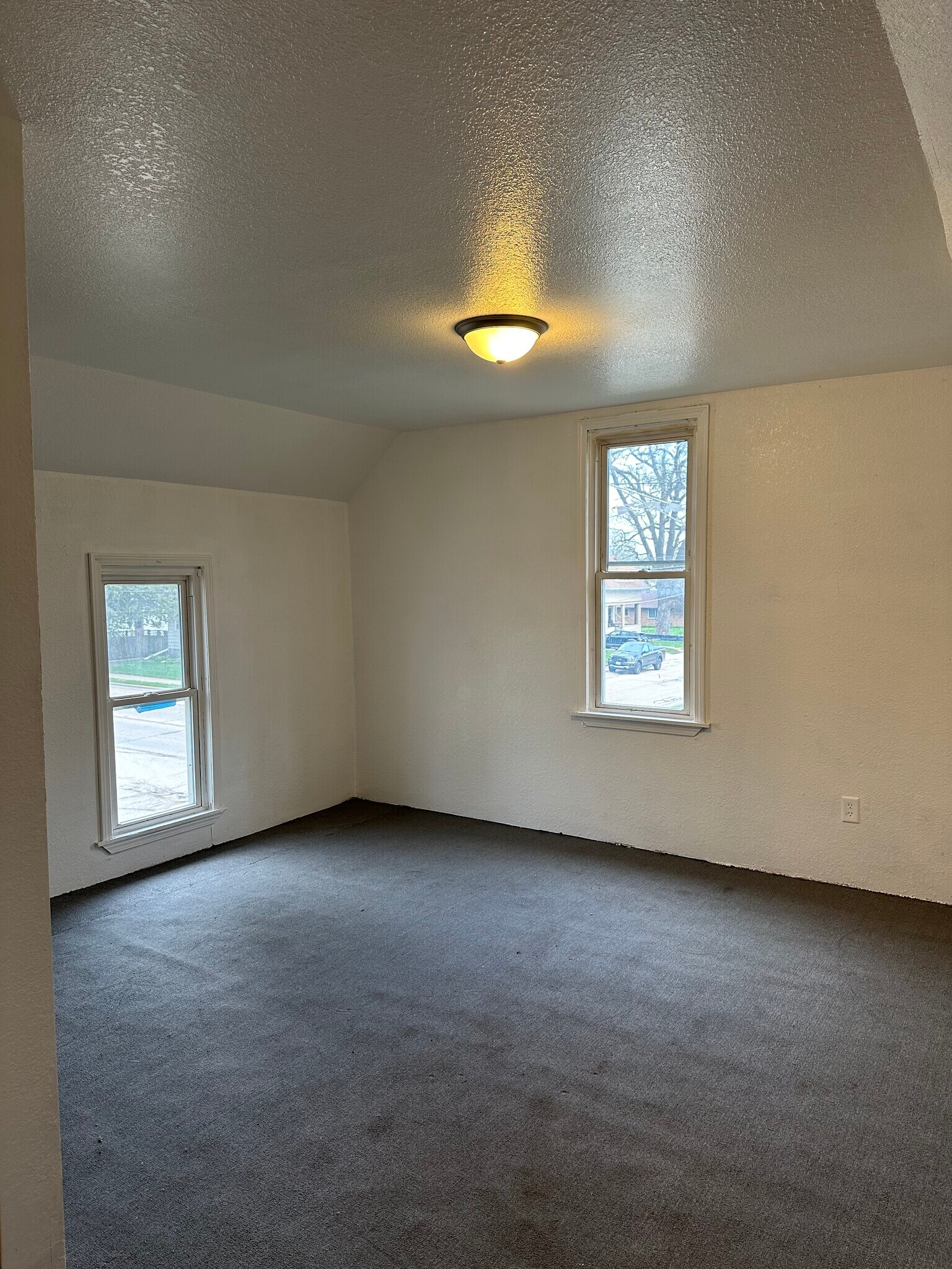 Building Photo - 1112 E 3rd St